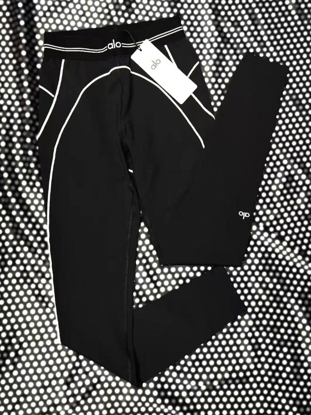 Brand New ALO Airbrush Heart Throb Yoga Set (Black & White) - Picture 7 of 11